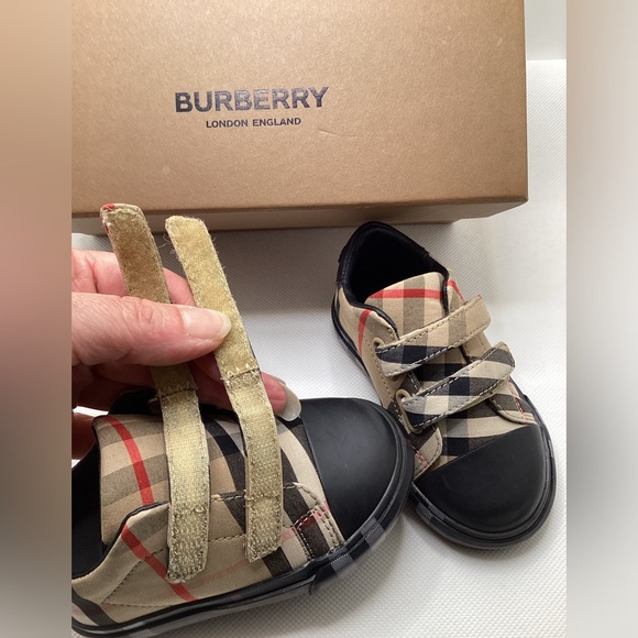Burberry. NEW!  Infant Size 19. - Picture 7 of 16